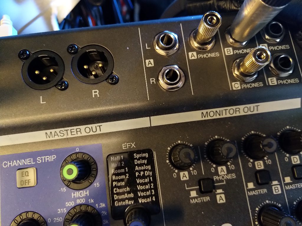 Zoom L-12 monitoring outputs
